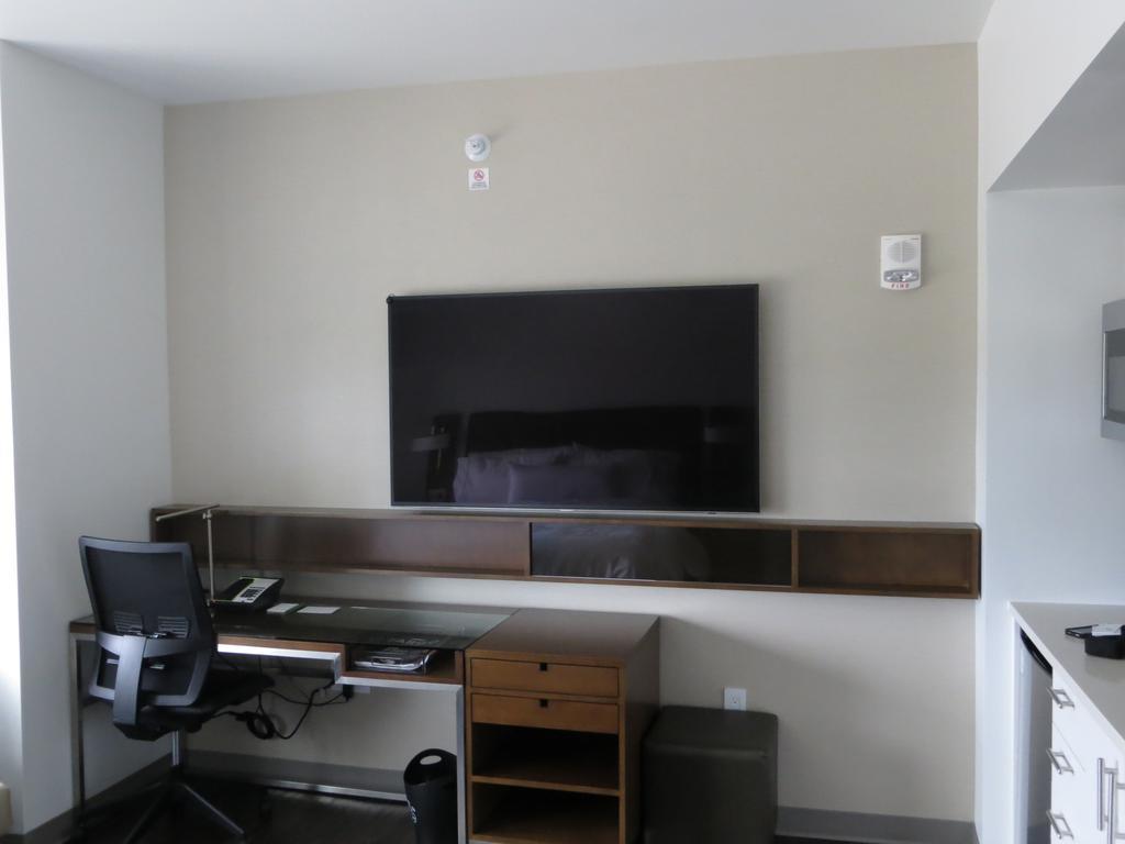 Element Fargo Hotel West Fargo Room photo